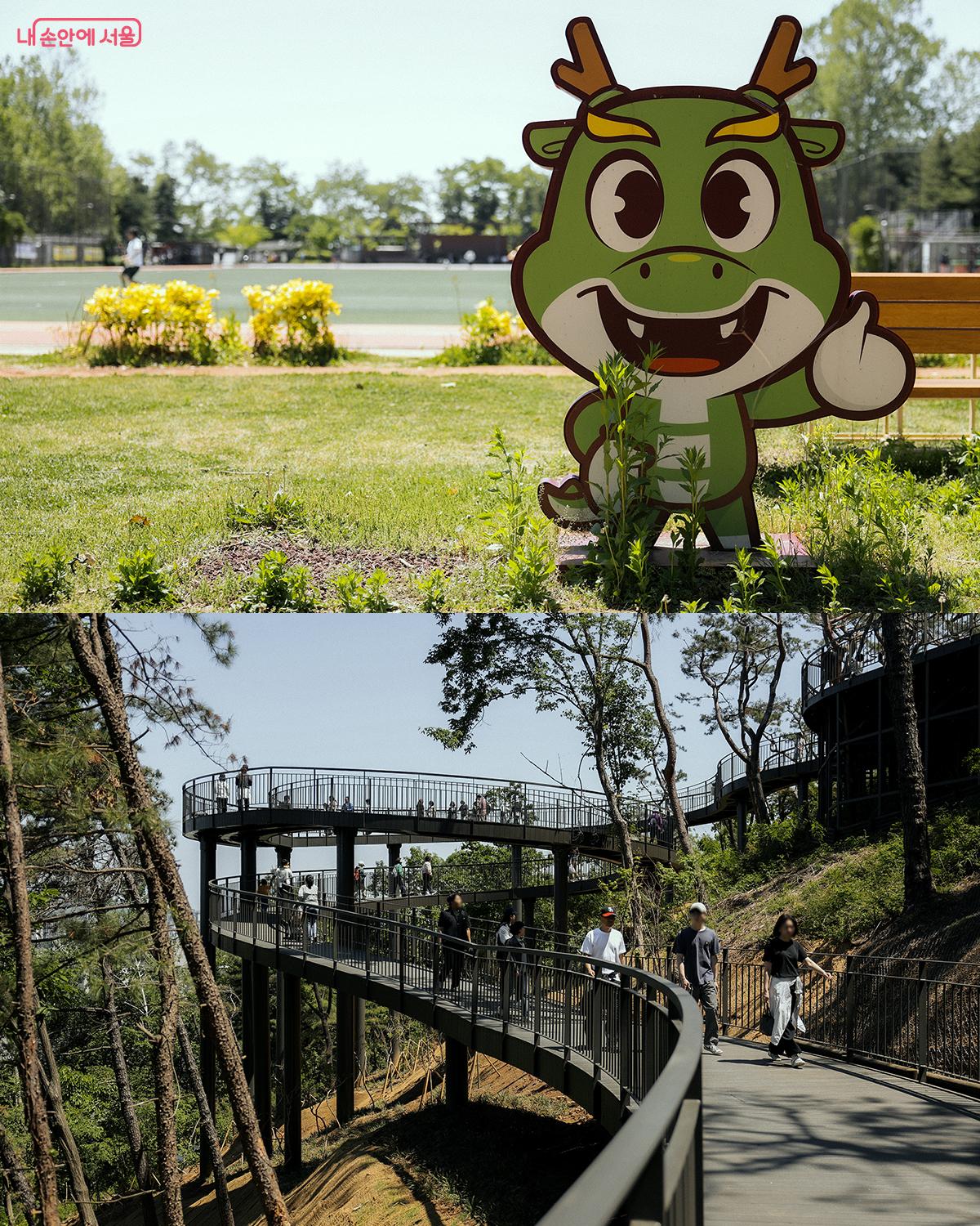 목2동 캐릭터 ‘용용이’ 앞에 용왕산 스카이워크 진입로가 있다. Ⓒ김아름