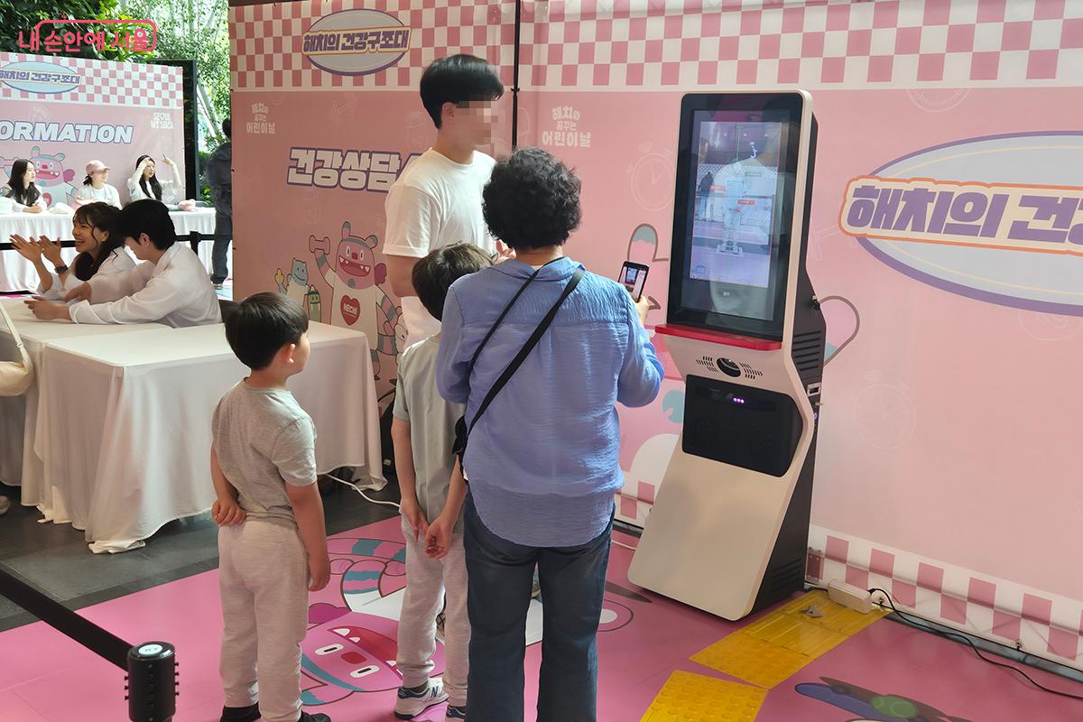 AI 보디스캐닝과 6가지 신체 능력 측정을 통해 아이의 몸 상태를 직접 확인한다. &copy;이혜숙