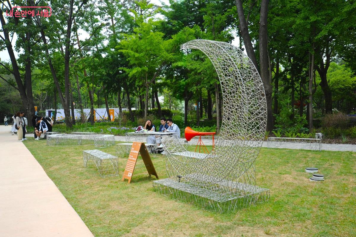 아트인스마일 작 &lsquo;스테인레스 선으로 만들어진 공간&rsquo; ⓒ조수봉