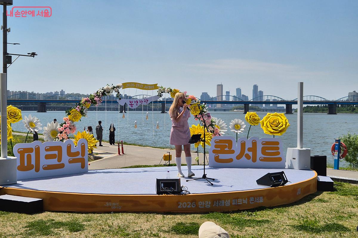 피크닉 콘서트 공연의 문을 활짝 연 싱어송라이터 &lsquo;오아&rsquo;