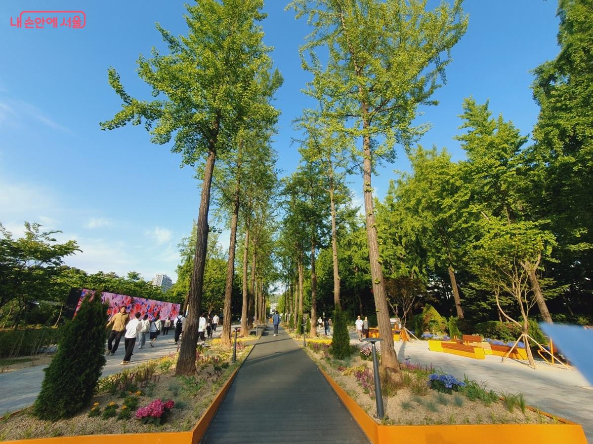 후문에서 팔각당까지 이어지는 약 300m 구간이 전시&middot;체험&middot;휴식 공간으로 조성되었다. &copy;김병규