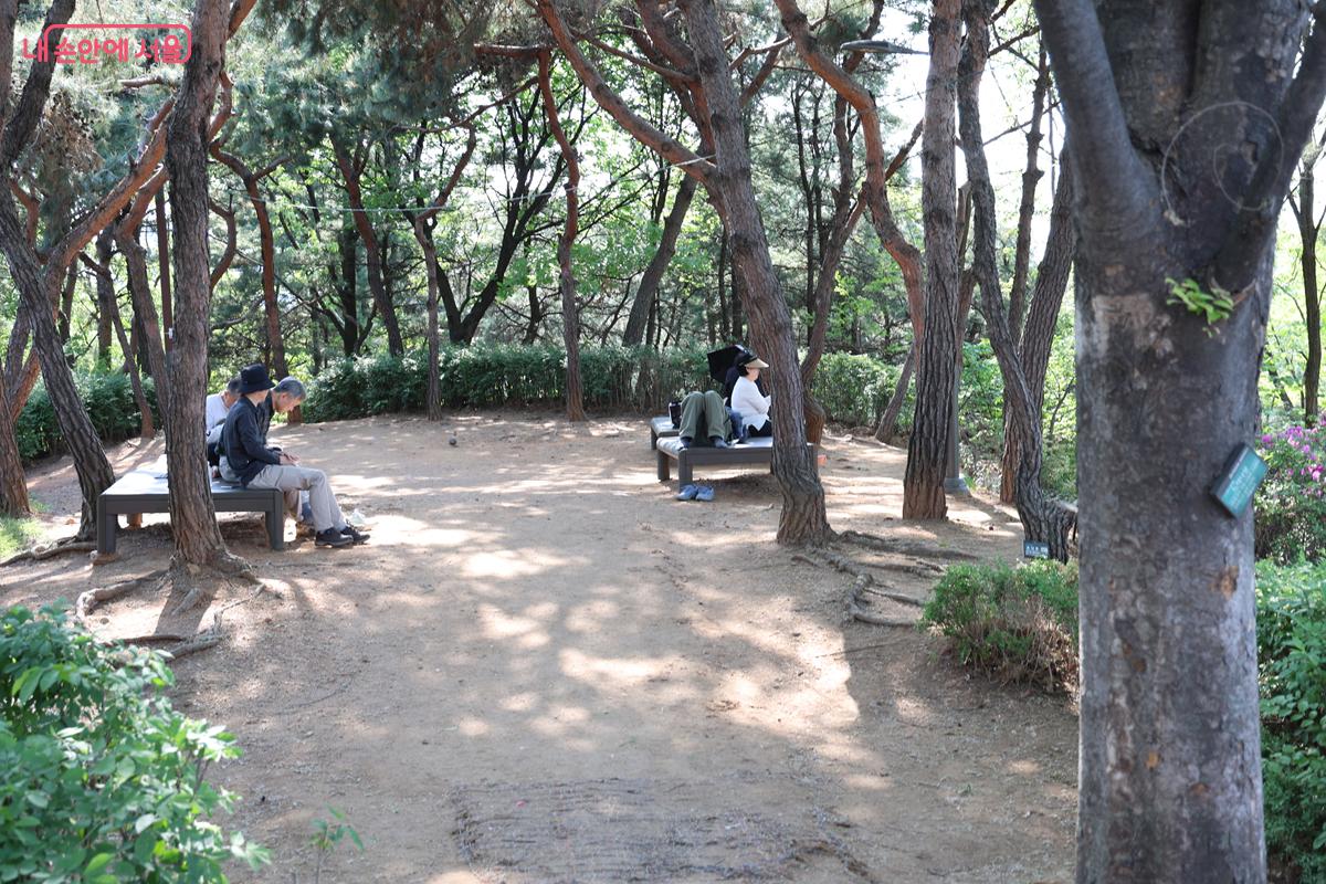 잠시 앉아서 쉴 수 있는 공간들도 마련되어 있다. &copy;박우영