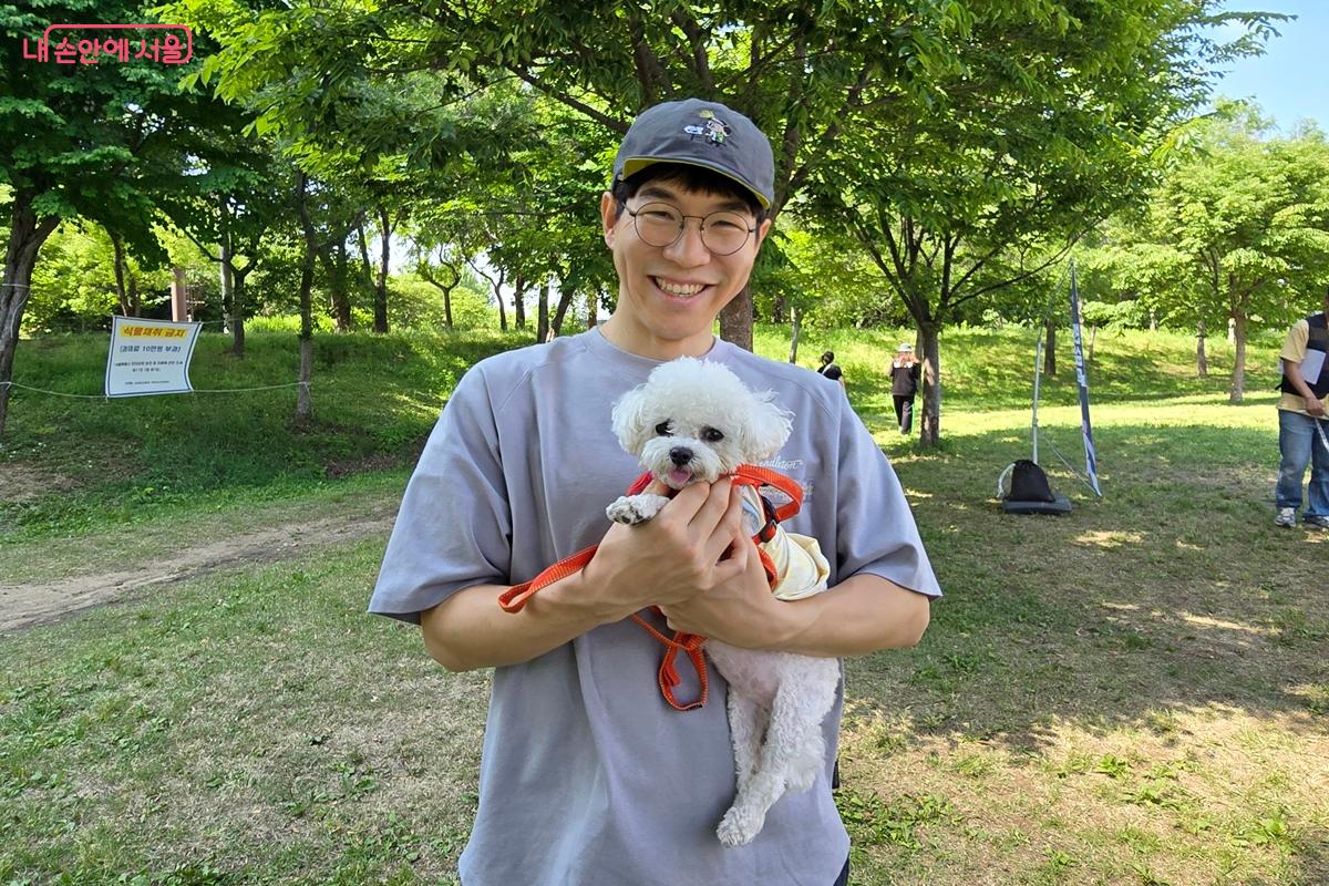 조용진 씨 부부(영등포구)는 한 살 남짓 된 반려견 호방이를 데려왔다. ©김윤경
