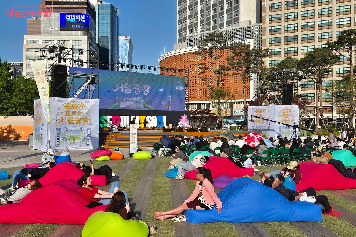 시민들은 잔디마당에 준비된 빈백에 편안히 앉아 공연을 즐길 수 있었다.