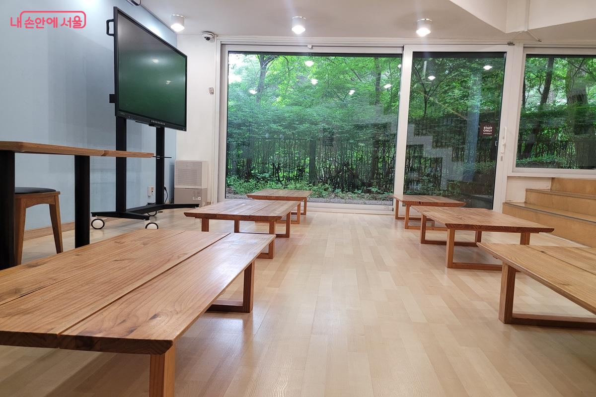 숲을 바라보며 편안하게 이용할 수 있는 좌식 독서공간 &copy;조연