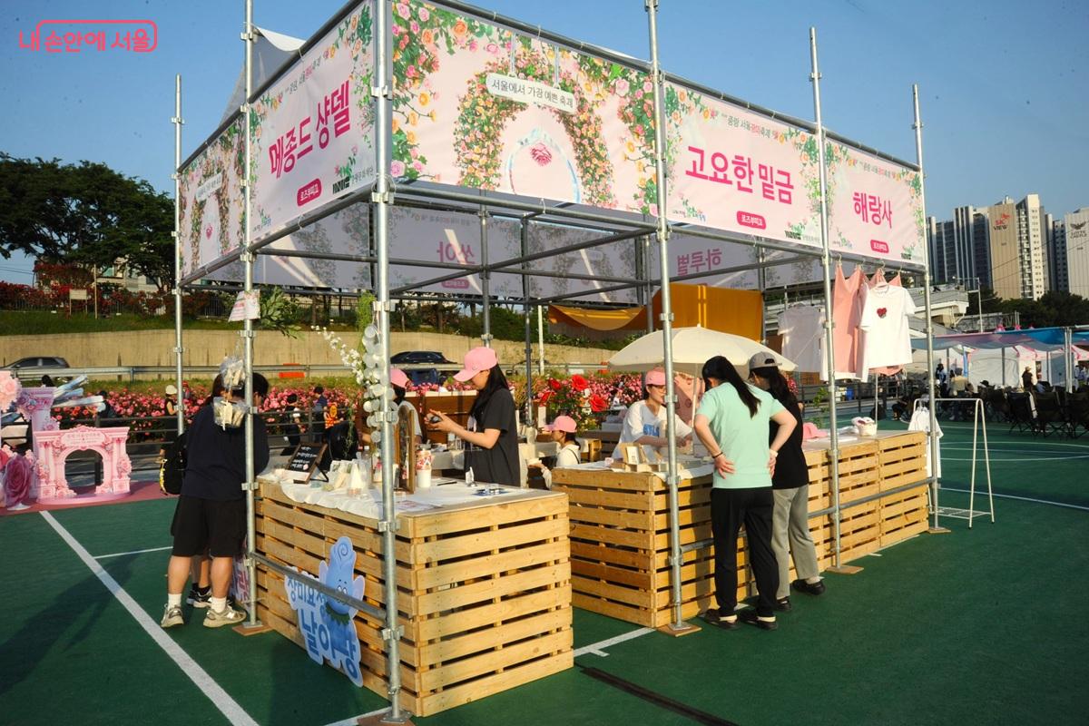여러 가지 장미 굿즈를 판매하는 &lsquo;로즈 부띠크&rsquo; 부스 &copy;조수봉