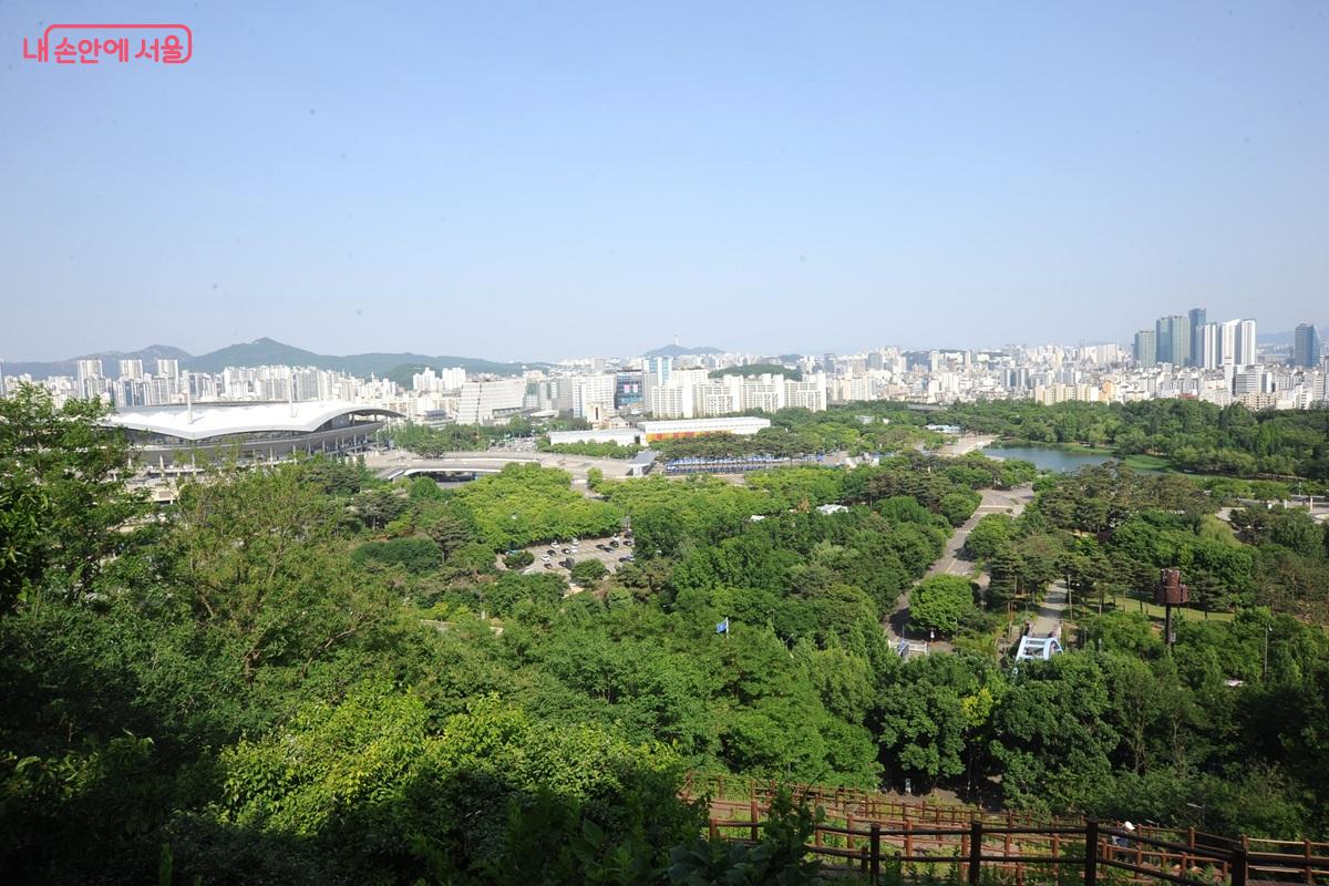 &lsquo;하늘계단&rsquo; 전망대에서 본 &lsquo;평화의 공원&rsquo; 일대 ⓒ조수봉