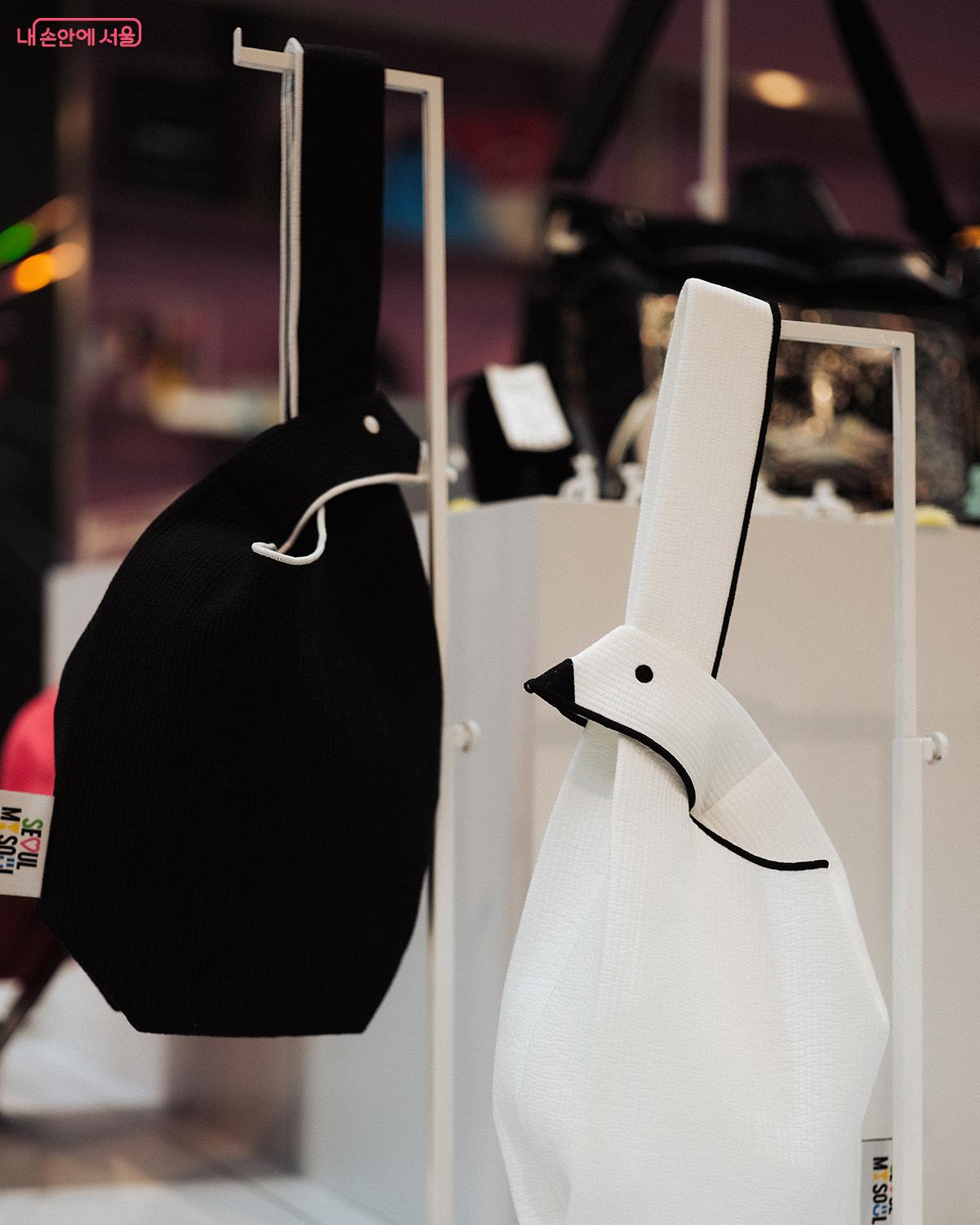 구육오(965) 서울 까치 한손 가방(Seoul Magpie One-Hand Bag / 2종) ⓒ김아름