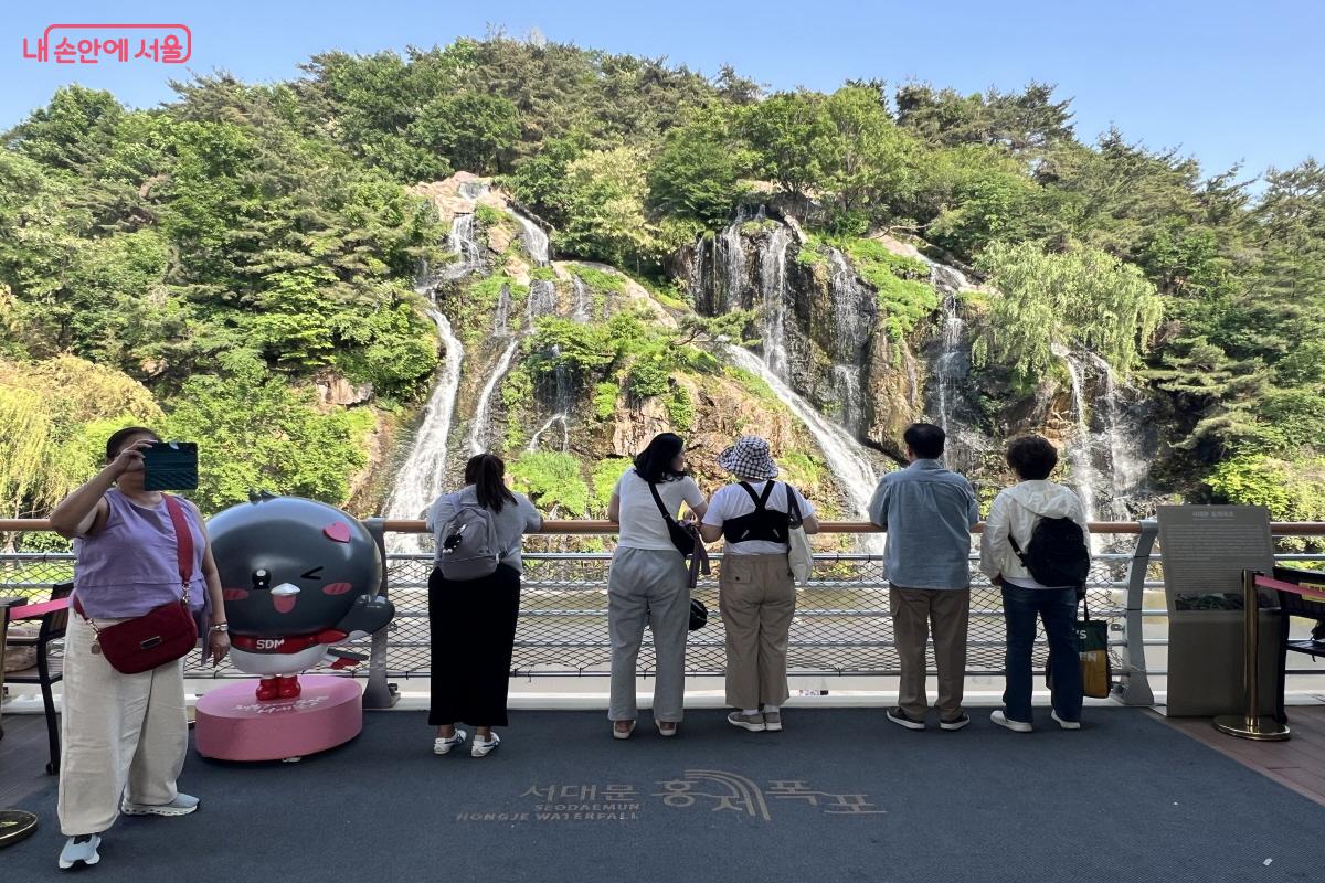 2층 테라스에서 바라본 폭포 &copy;박지영