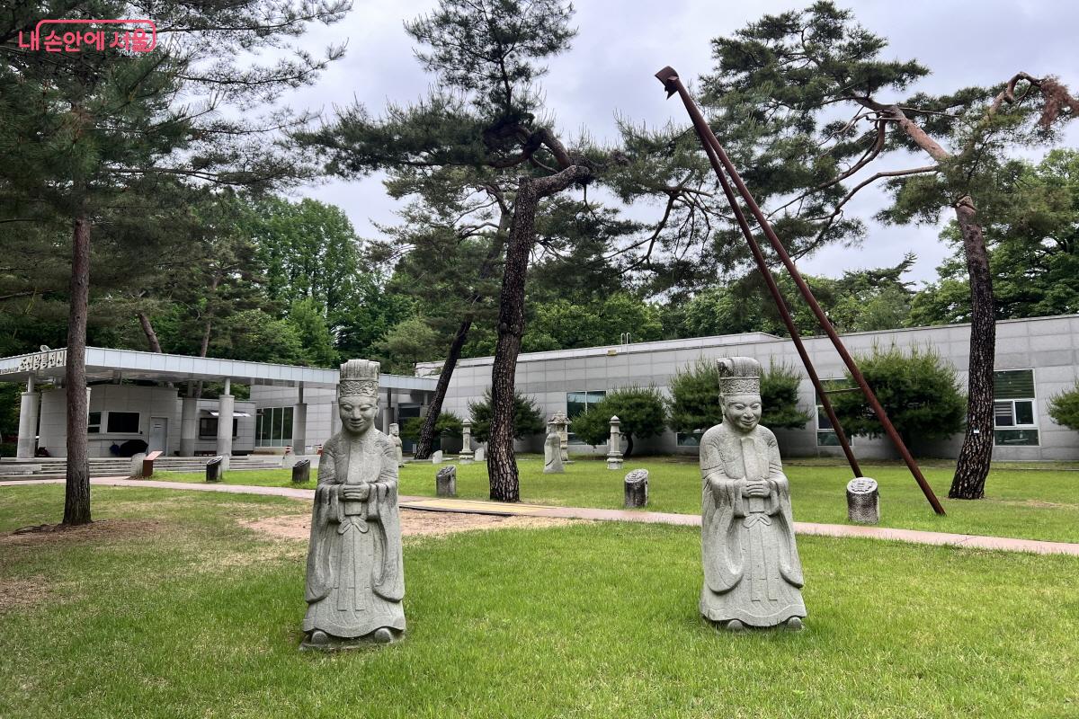태릉 조선왕릉전시관 앞 문석인 &copy;박지영