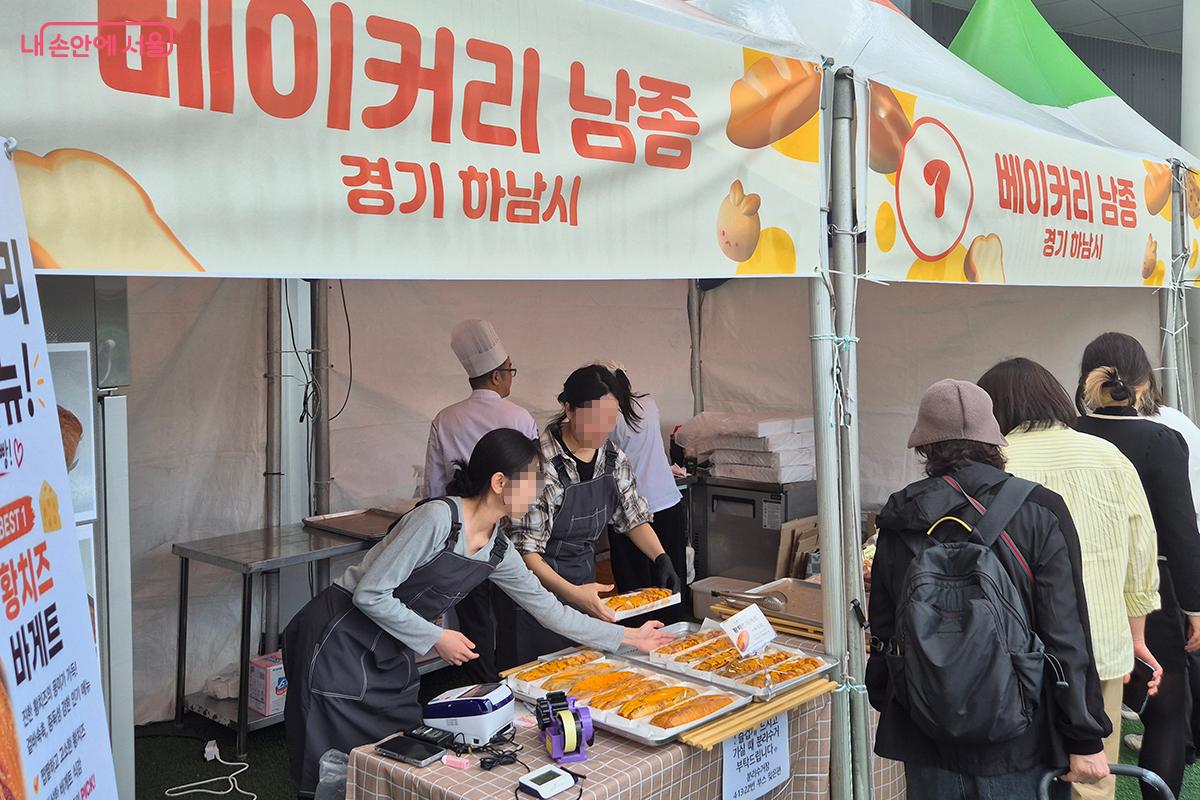 '베이커리 낭종'에서 갓 구어낸 빵의 향기가 시민들의 오감을 사로잡는다.