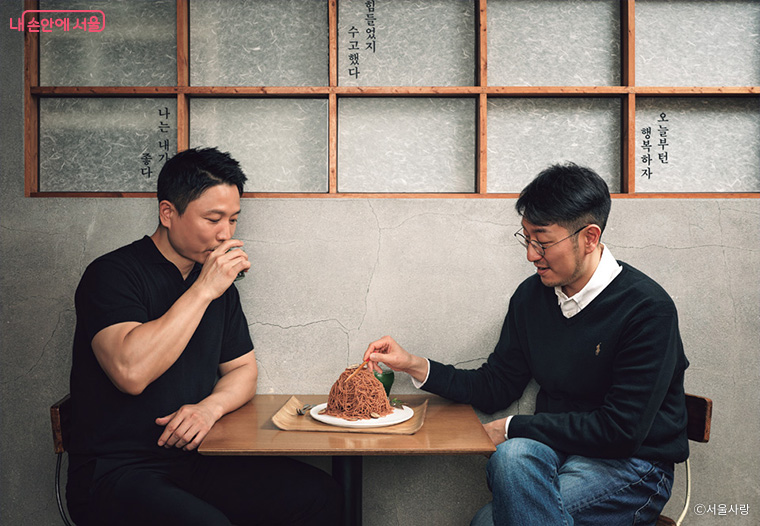 &ldquo;뭐가 들어간 거죠?&rdquo; 신동민 셰프의 녹차 한 잔이, 박준우 셰프의 눈을 반짝이게 한 순간.