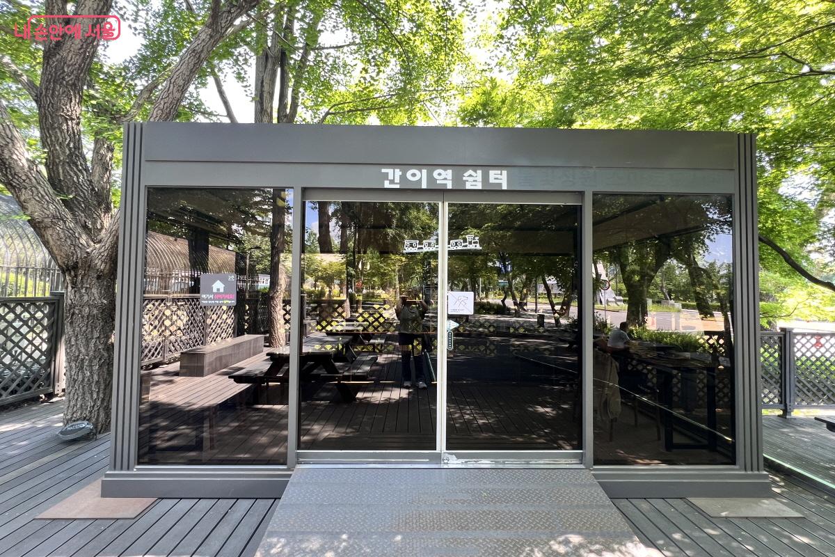 창가를 주변으로 바 테이블이 놓여 있다. &copy;박지영