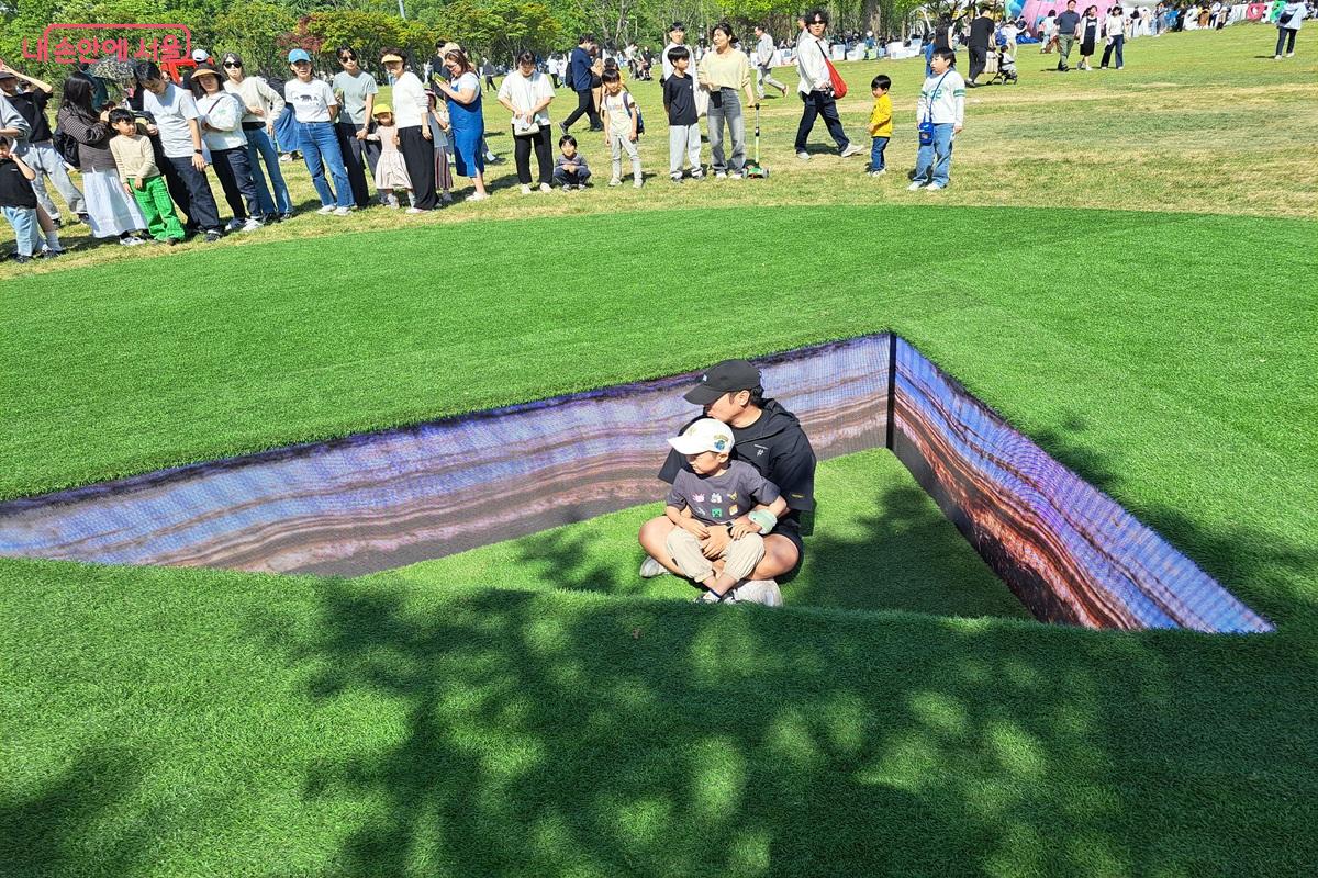 지면보다 아래로 내려간 무대에 자리잡고 촬영하는 모습 &copy;홍지영