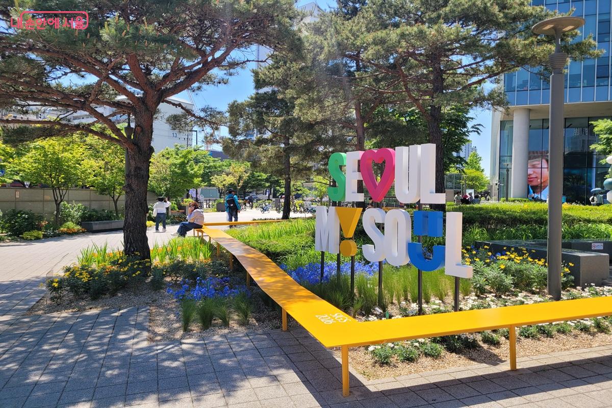 서울숲역 5번 출구 앞에 조성된 선형정원 &lsquo;빛의 띠&rsquo;&copy;조연