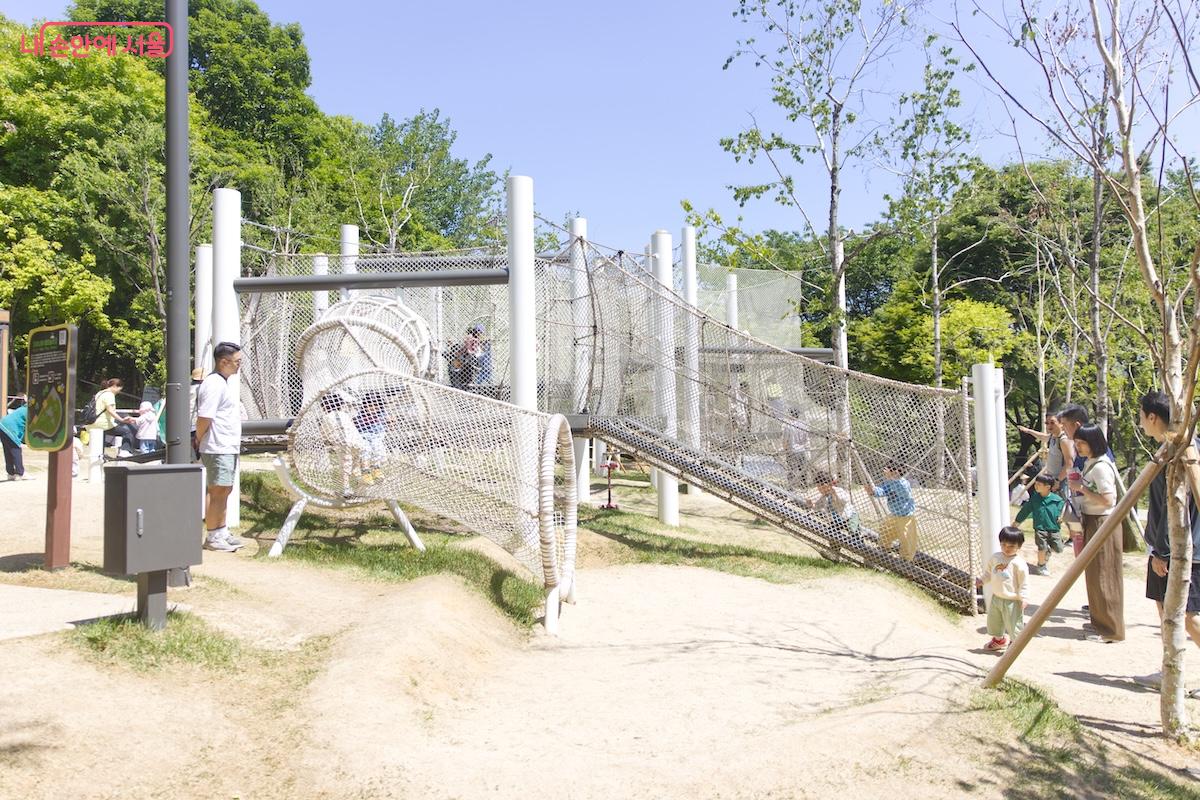 사슴방사장과 바로 마주하고 있어 두 마리 토끼를 한꺼 번에 잡을 수 있는 가족나들이 명소다.