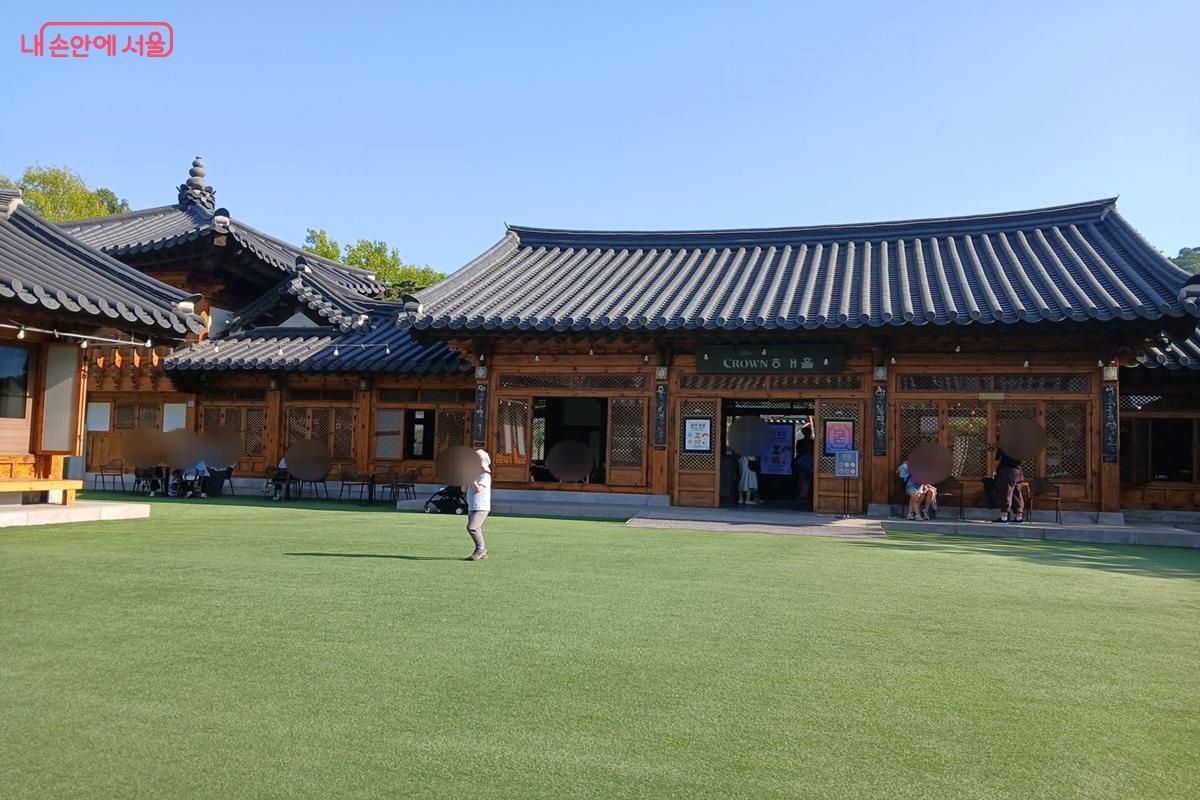 서울남산국악당 공연장과 잔디마당 ©최은영