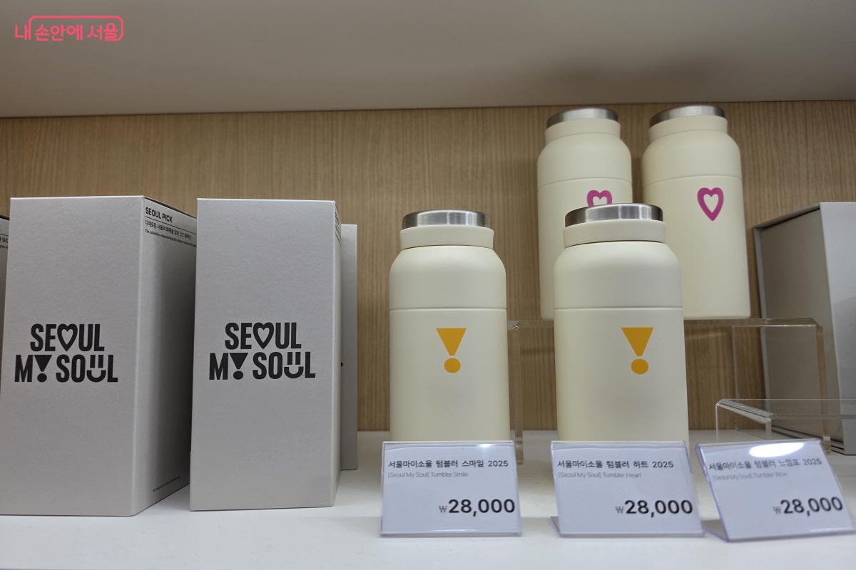 서울마이소울 로고와 서울색을 활용한 텀블러 ©조수연