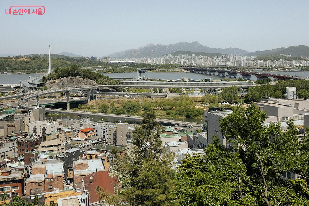 정면으로는 월드컵공원·평화의공원·하늘공원 일대와 성산대교 등이 보인다. Ⓒ김아름