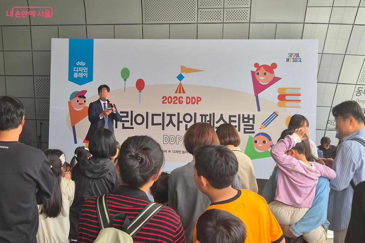 설문에 참여한 시민들을 대상으로 추첨을 진행해 경품을 제공하는 행사도 열렸다. &copy;정향선
