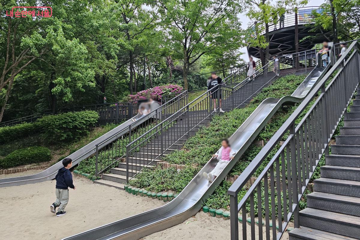  즐겁게 미끄럼틀을 타는 아이들 ⓒ홍혜수