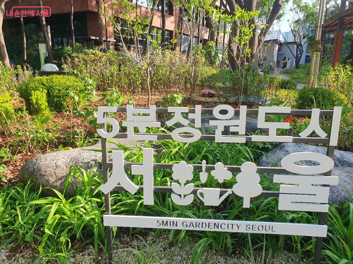 주 무대인 서울숲 외에 성동구&middot;광진구의 선형정원&middot;리버뷰정원이 추가로 조성되었다. &copy;김병규