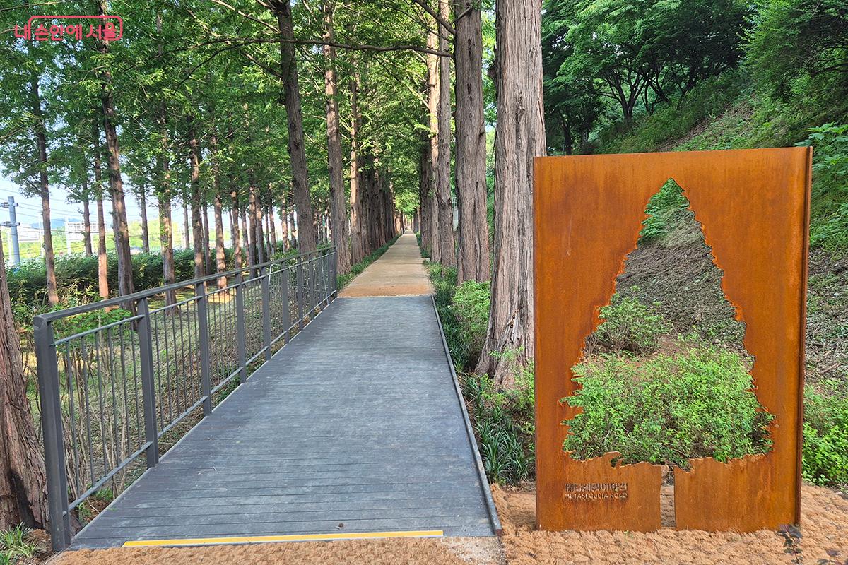 표면에 붉은 녹 같은 층이 형성되는 코르텐강(Corten steel) 소재로 제작된 메타세쿼이아길 안내표지판