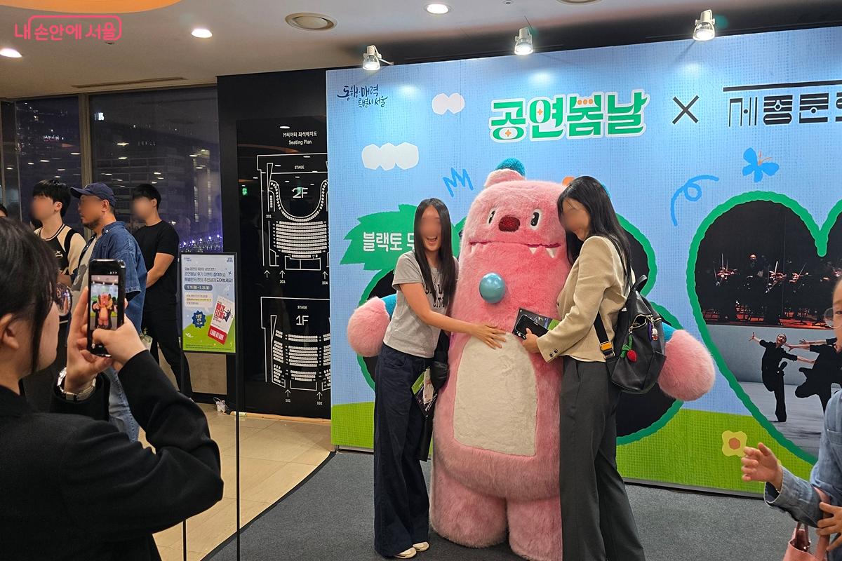해치와 사진을 찍고 있는 시민들 ©김윤경