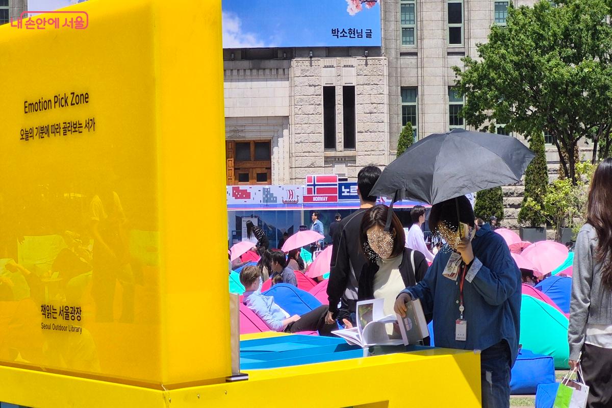 친구들뿐 아니라 온 가족 나들이 장소로 손색없는 서울광장 &copy;권수진