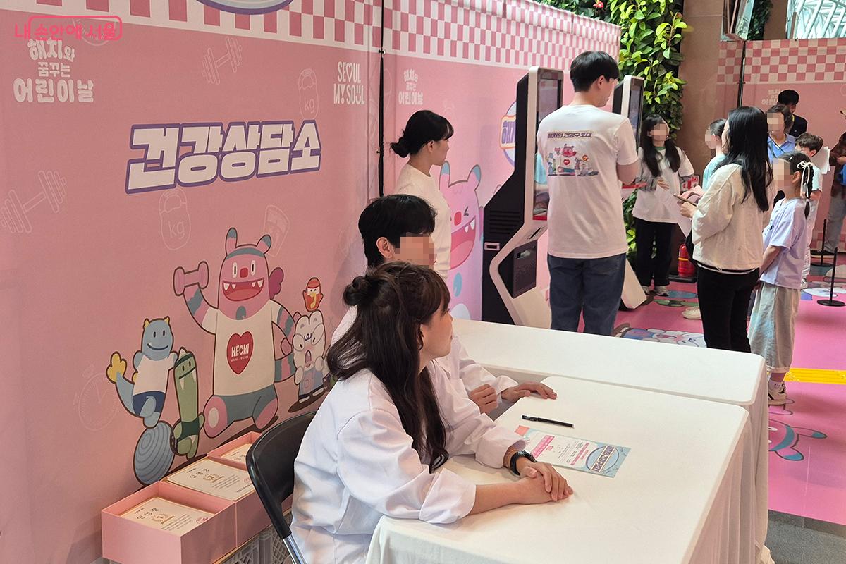 측정 결과를 바탕으로 개인별 맞춤 건강 상담과 생활습관 개선 방향도 안내한다. &copy;이혜숙