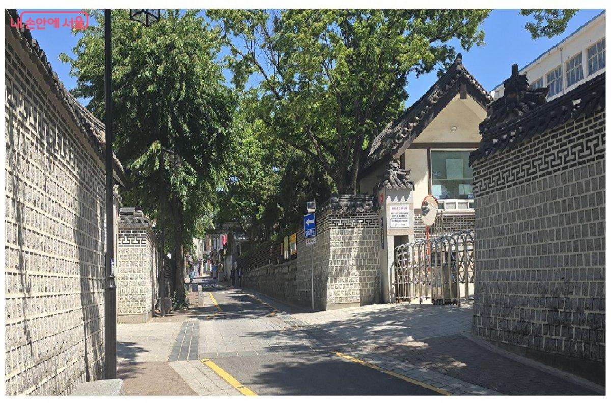 "살아라 생각하라 깨달아라 스스로!" 덕성여중고의 전신인 근화학원의 교훈 ©최윤정
