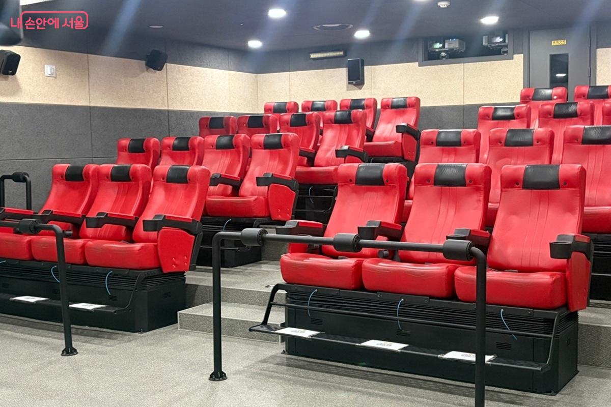 입체 영상에 맞춰 역동적으로 움직이는 내부의 4D 시뮬레이터 좌석들 &copy;최재준