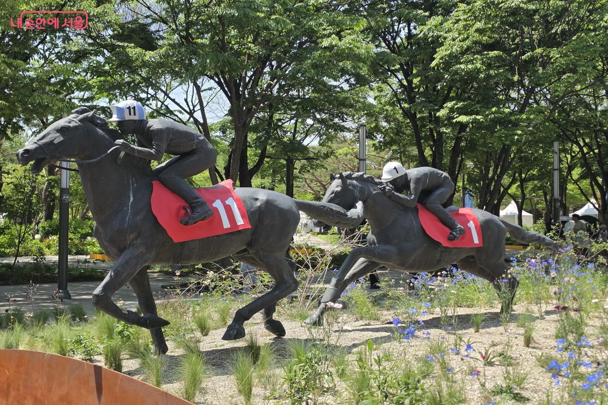 과거 경마공원이었던 역사를 담은 정원 &copy;심재혁