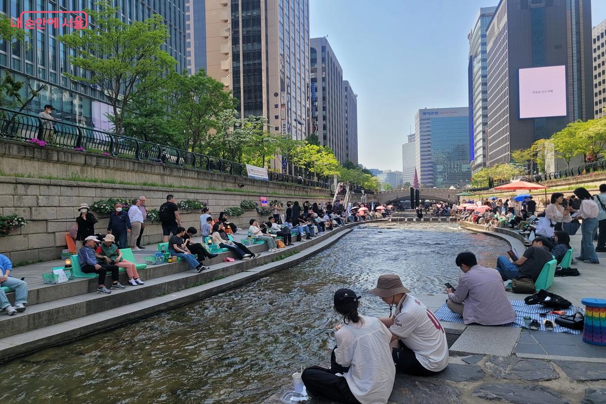 일상 속 독서 공간으로 자리 잡은 청계천 &copy;조연