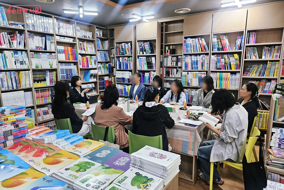 AI 관련 도서를 주제로 한 대원문고 독서토론 프로그램 &copy;엄윤주