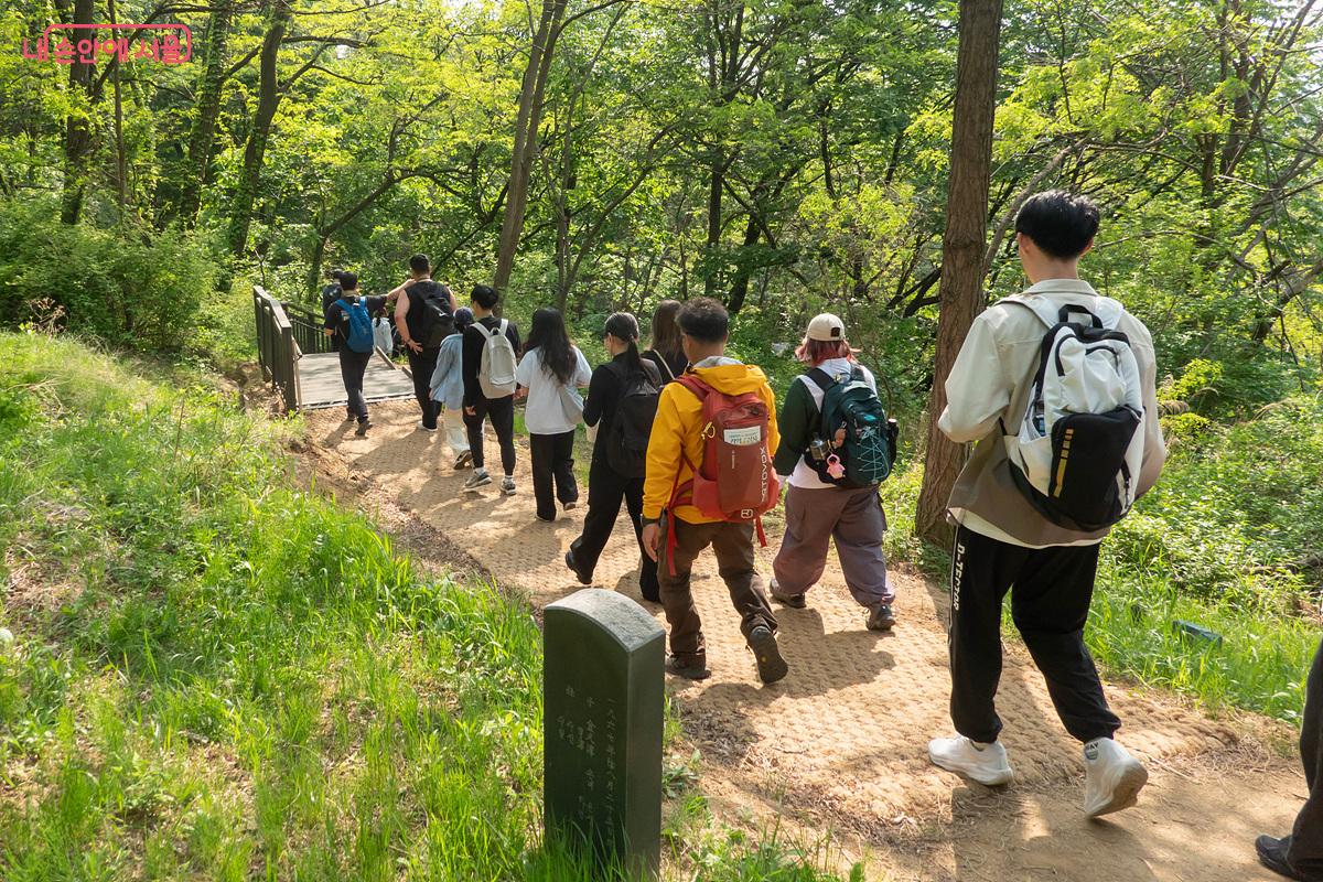 참가자들이 망우역사문화공원 안의 봉분 묘지를 지나 걷고 있다 Ⓒ김인수