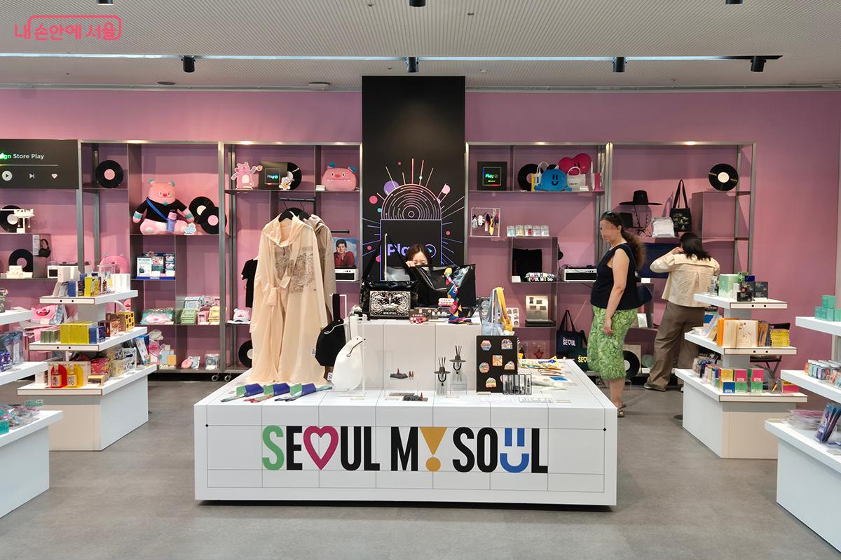 이곳에서는 ‘서울 브랜드 굿즈 상품화 공모’ 우수 소상공인 30개 브랜드 선정작을 전시·판매한다.