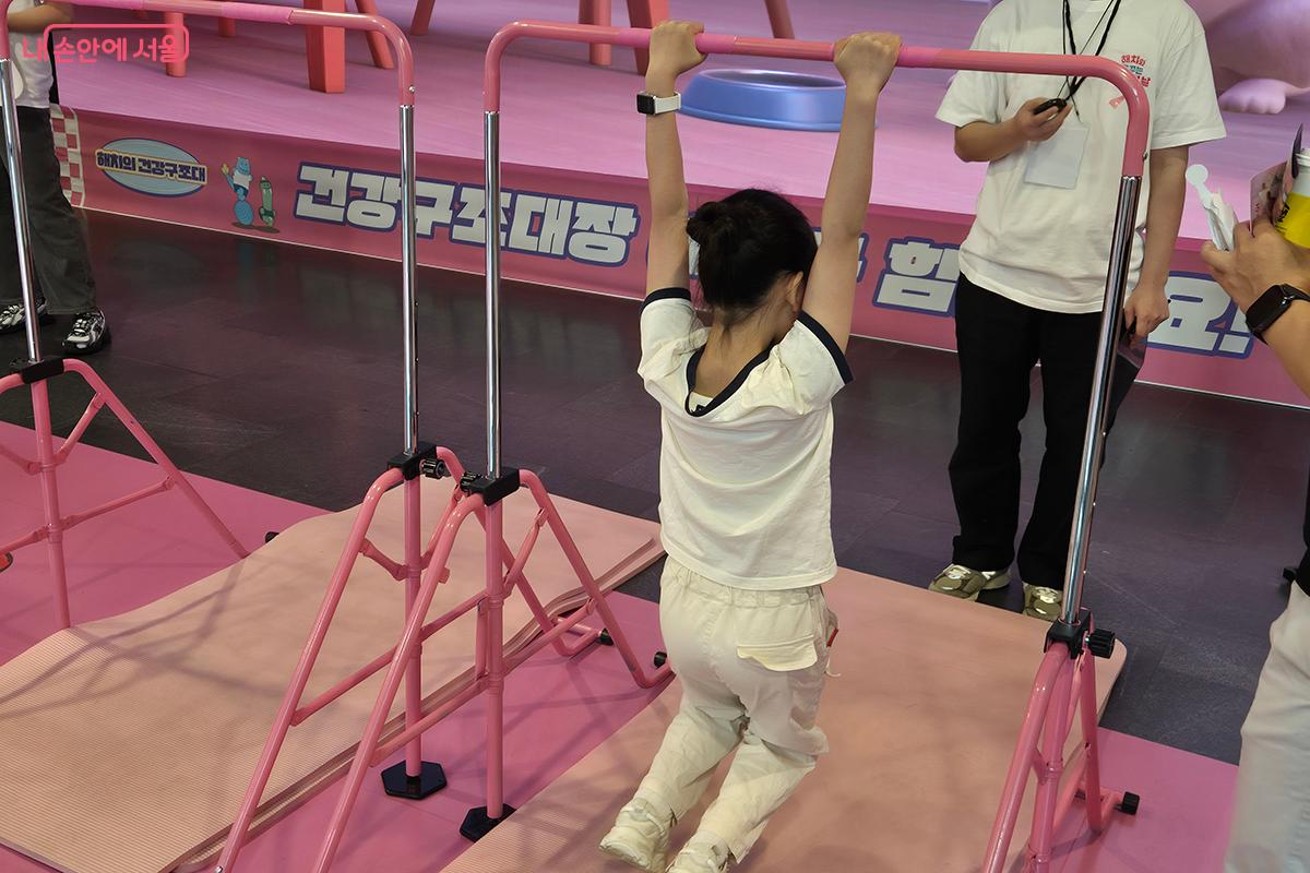 근지구력, 민첩성, 유연성, 순발력, 평형성, 근력 6가지 신체 능력을 측정할 수 있다. &copy;이혜숙