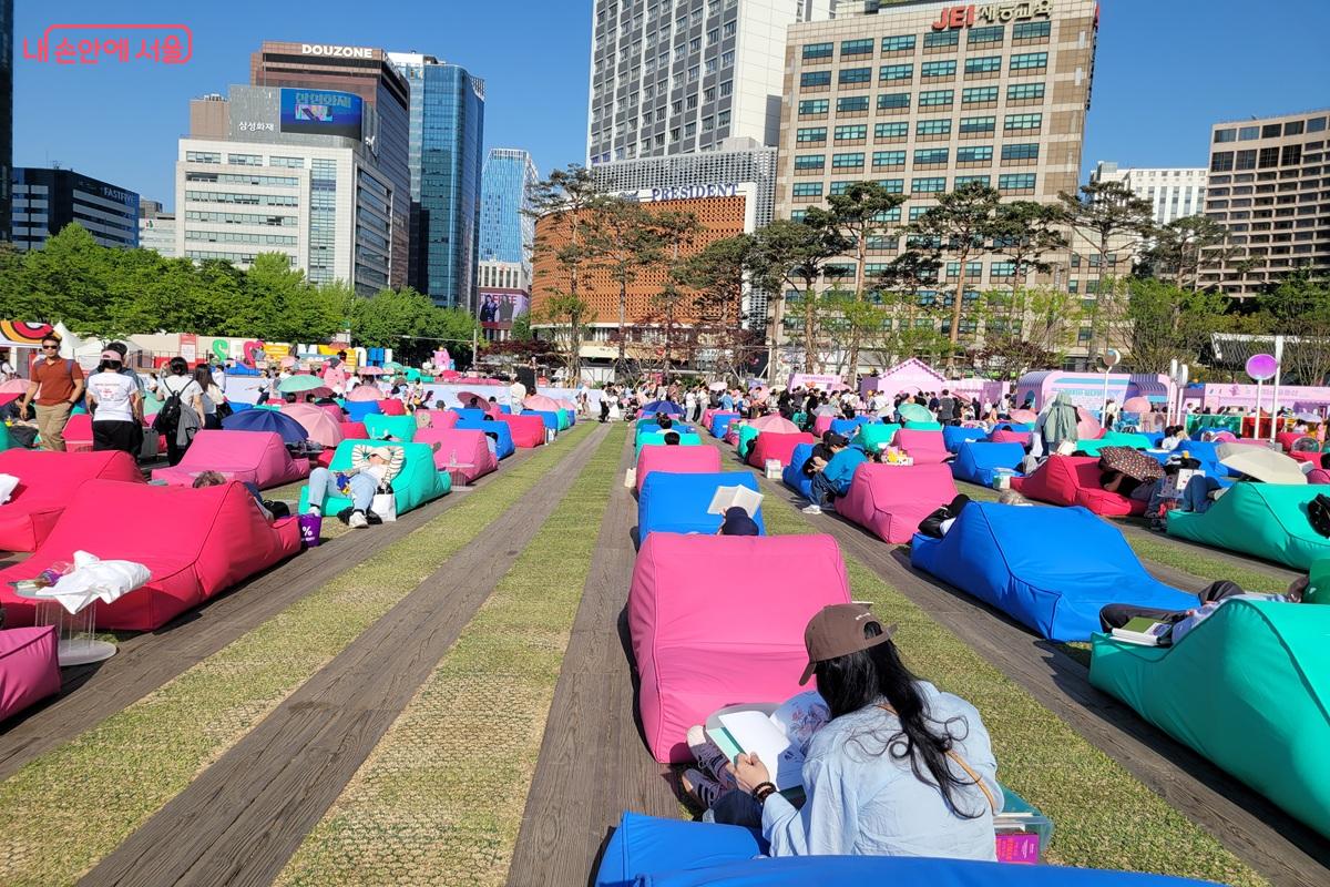 도심 속 여유로운 시간을 보내고 있는 서울광장 야외도서관 &copy;조연