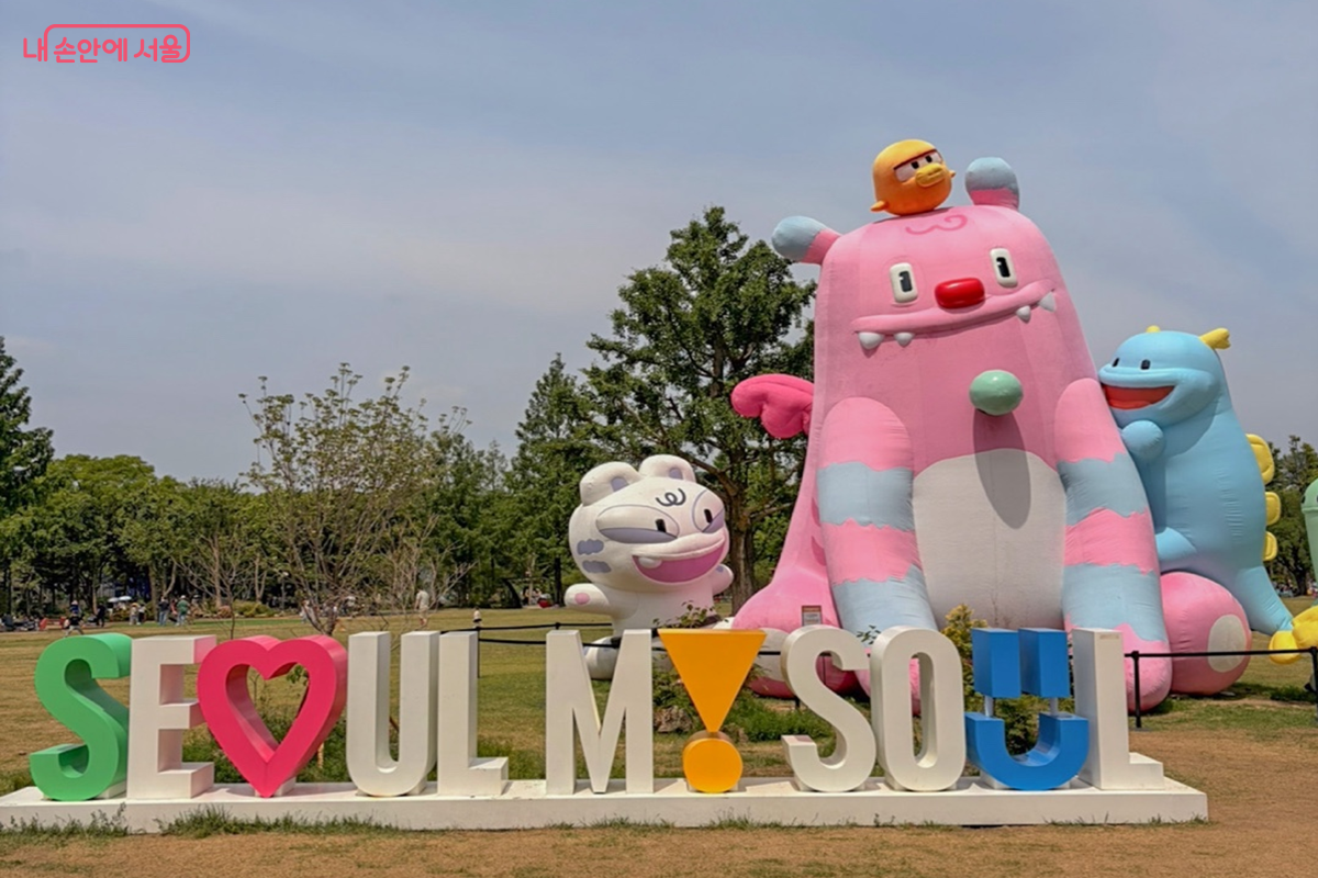 공원 한가운데 자리한 대형 해치 조형물이 시민들에게 인기 포토존으로 사랑받고 있다 ⓒ권혜원