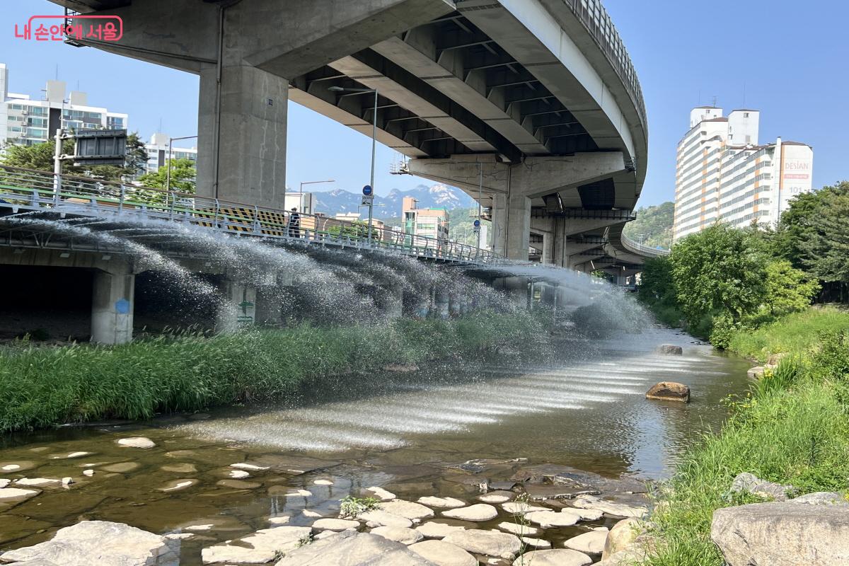 홍제교 앞 낙하분수 &copy;박지영
