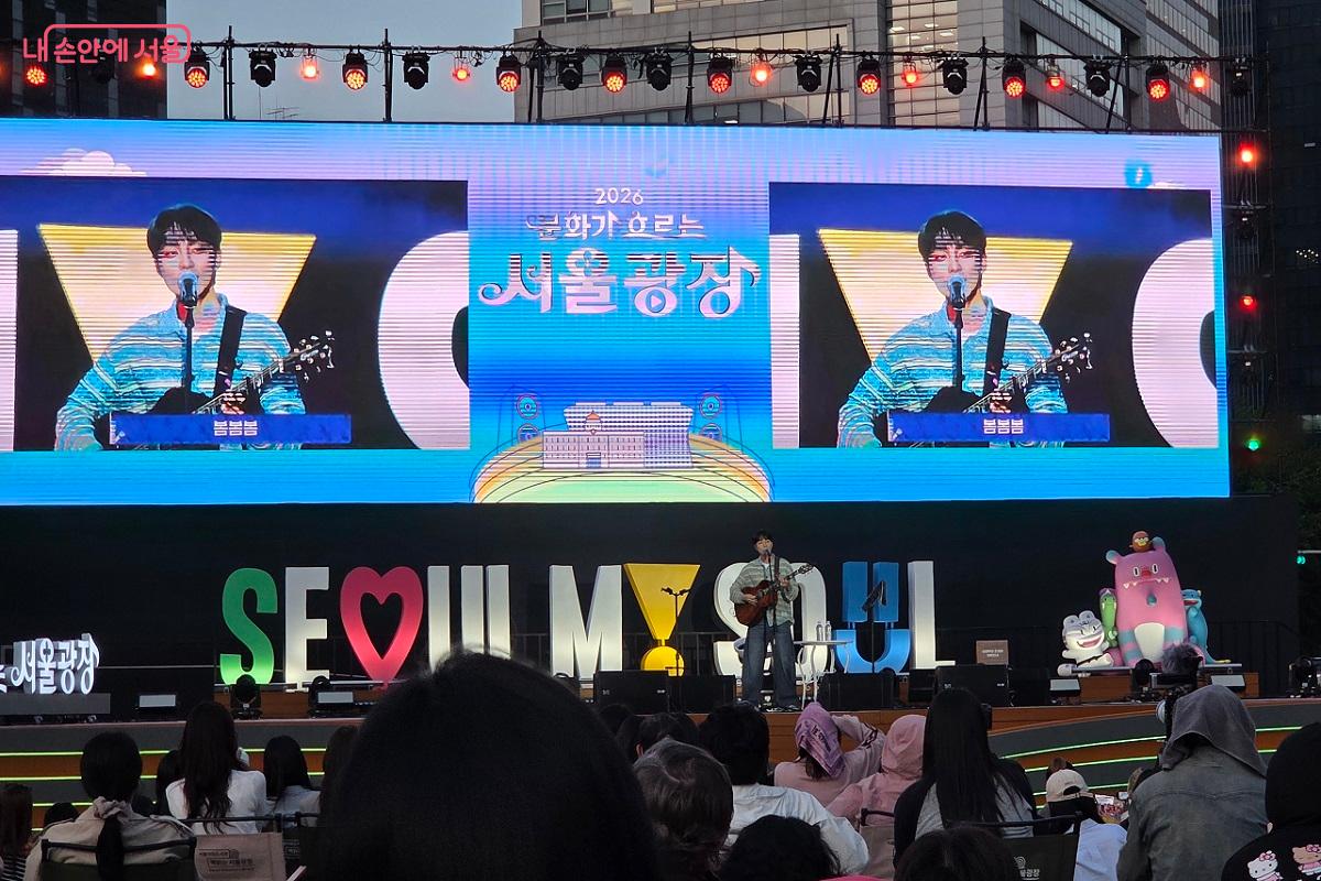 감미로운 음악으로 광장의 열기를 정점으로 만든 가수 로이킴의 무대 &copy;이상돈