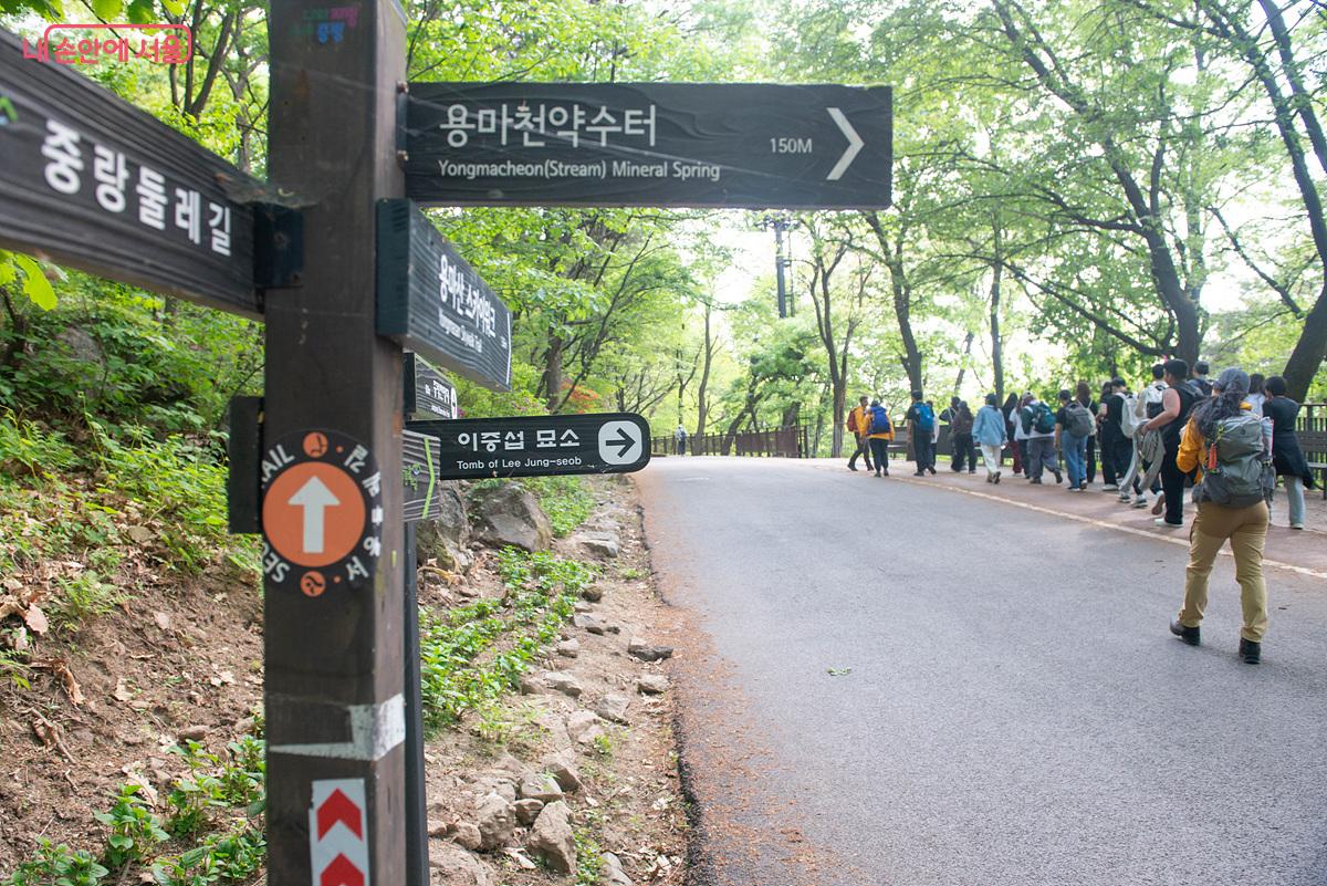 이중섭 묘소를 방문하기 위해 성균관대 한국어학당 외국인 학생들이 이동 중이다 Ⓒ김인수