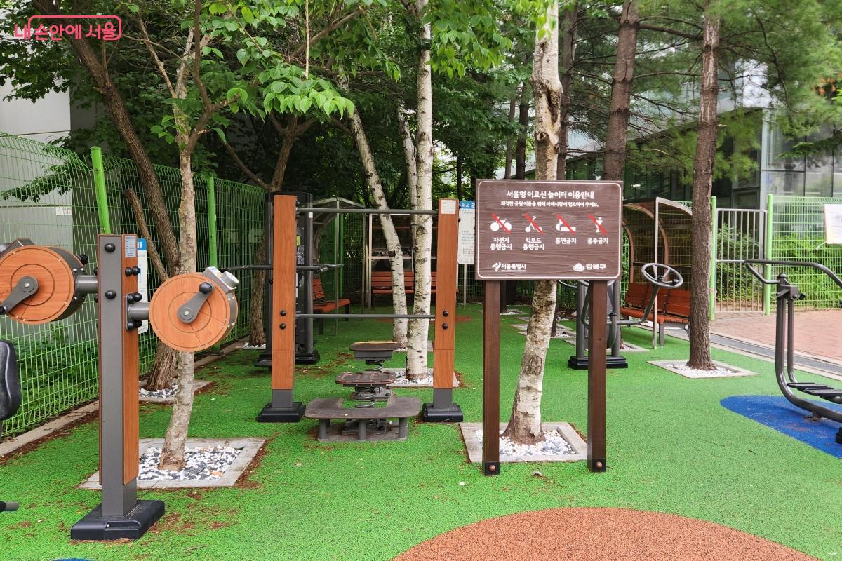 쾌적한 환경을 위해 자전거나 킥보드의 통행, 흡연과 음주는 금지돼 있다. &copy;김미선