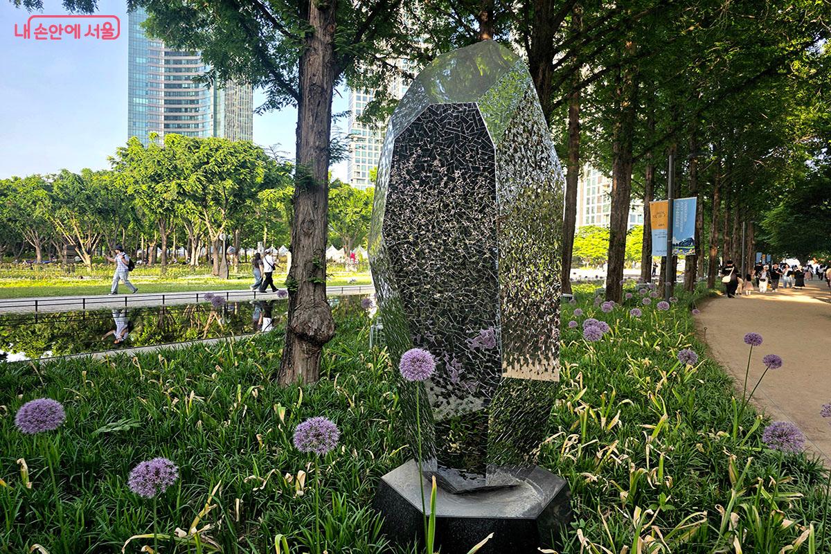 자연의 결정과 동물의 형상이 빛의 시점에 따라 달라지는 김도훈의 <빛의 결정체> ©이정민