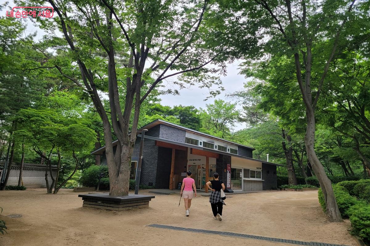 삼청공원숲속도서관은 울창한 숲속에 자리해 자연과 함께 독서를 즐길 수 있는 문화공간이다. &copy;조연