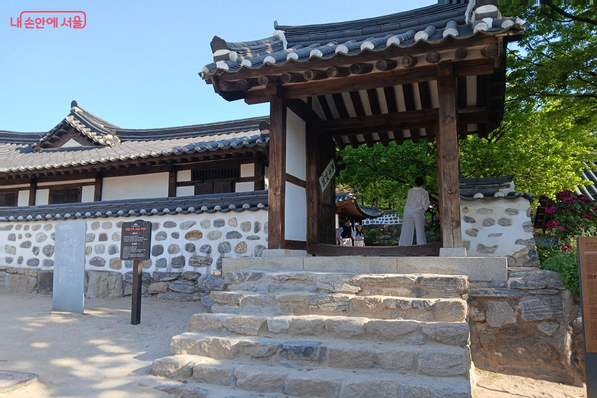 조선시대 말기 다섯 채의 전통 가옥을 복원한 남산골한옥마을 ©최은영