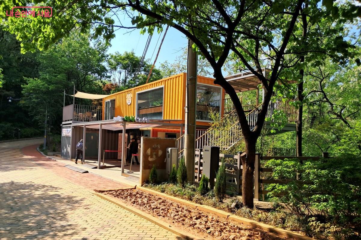 카페에서 나오면 곧바로 황톳길과 연결될 만큼 효율적으로 동선이 갖추어진 현장 모습 ©장형진