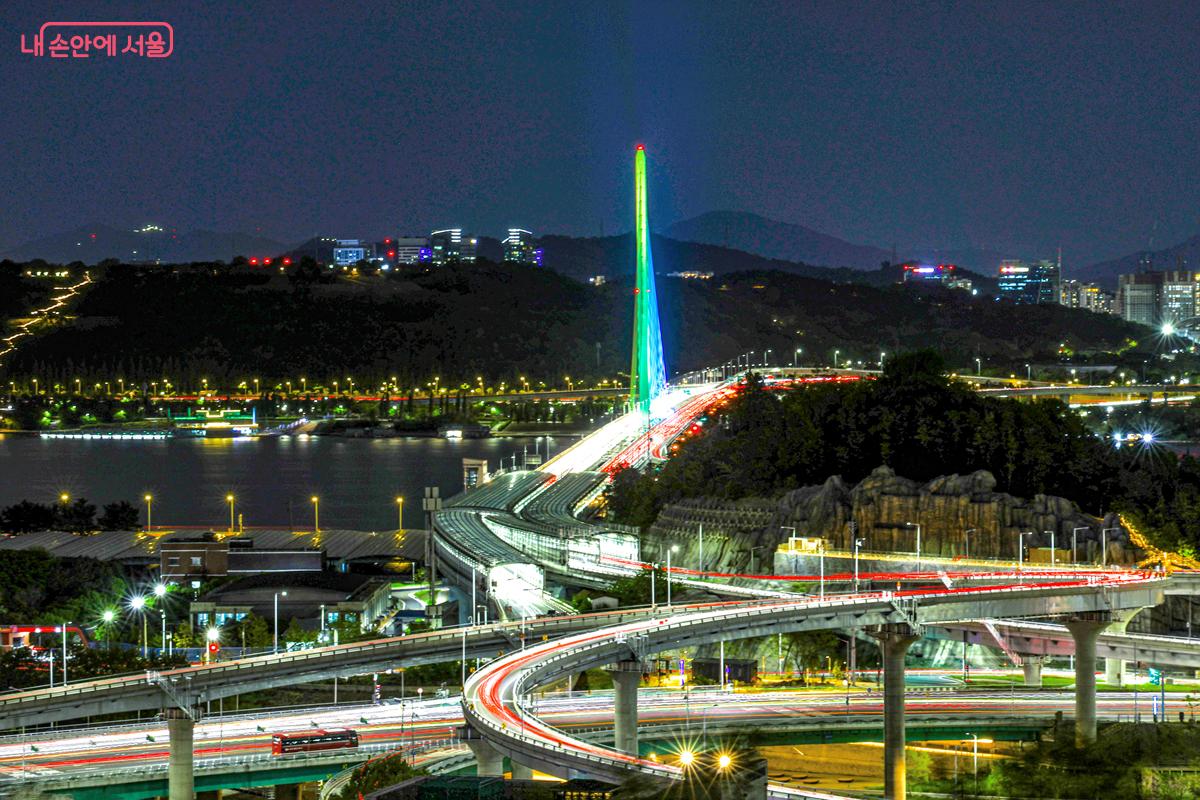 용왕산 정상에서 바라본 환상적인 한강 야경 &copy;박우영