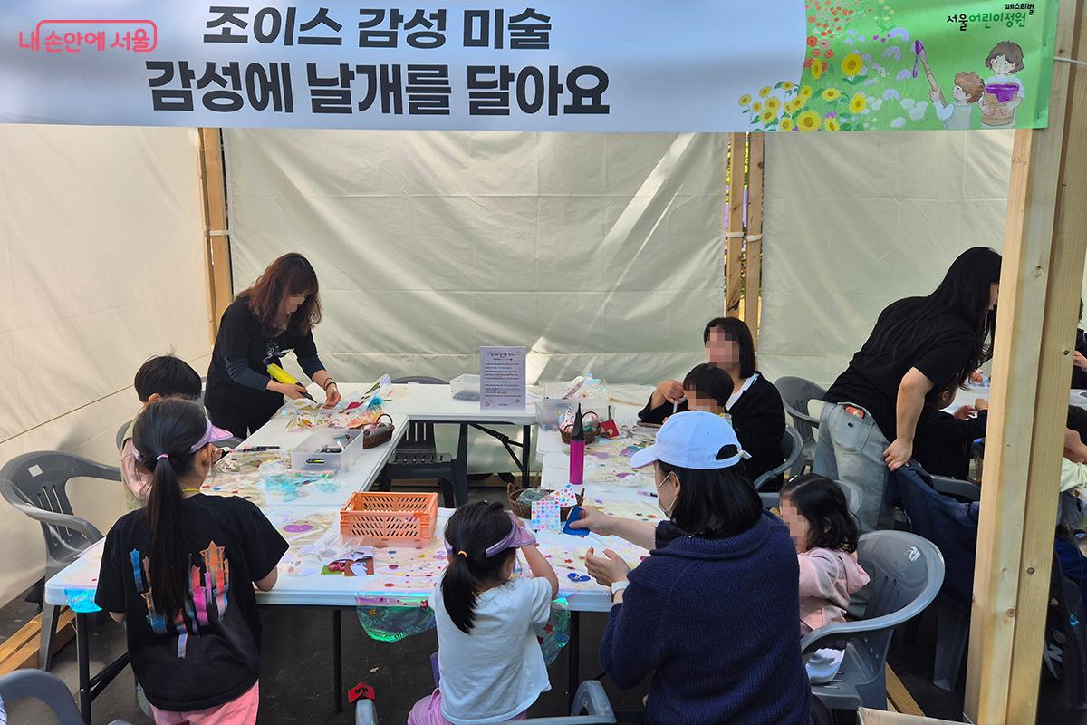 어린이들은 다양한 예술 활동과 교육 프로그램에 직접 참여하는 &lsquo;키즈 아티스트&rsquo;를 경험한다. &copy;백승훈